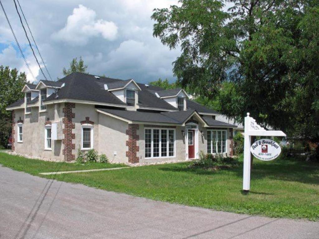 uma casa com um sinal em frente em Hastings House Bed & Breakfast em Hastings