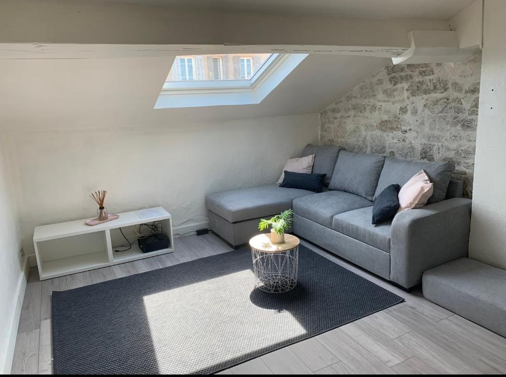 un salon avec un canapé et une table dans l'établissement Mansarde Cannes, à Cannes