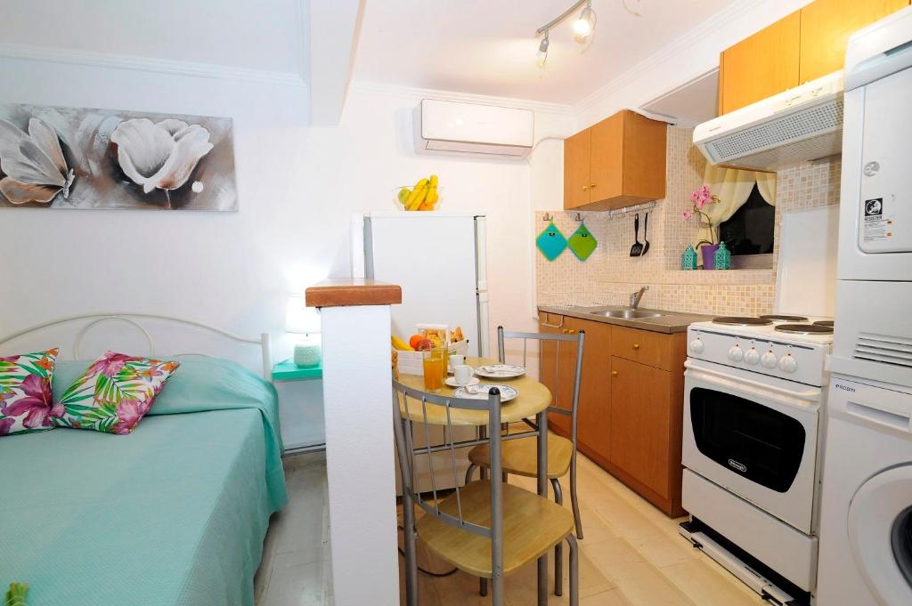 Kuchyň nebo kuchyňský kout v ubytování Corfu Studio in Historic UNESCO City centre