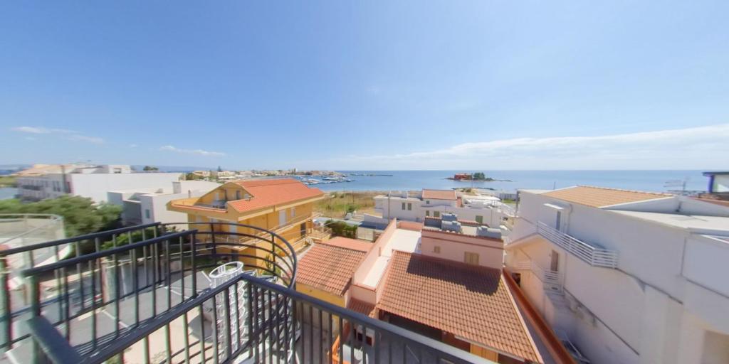 vistas al océano desde el balcón de un edificio en Fior di Sicilia Loft en Marzamemi