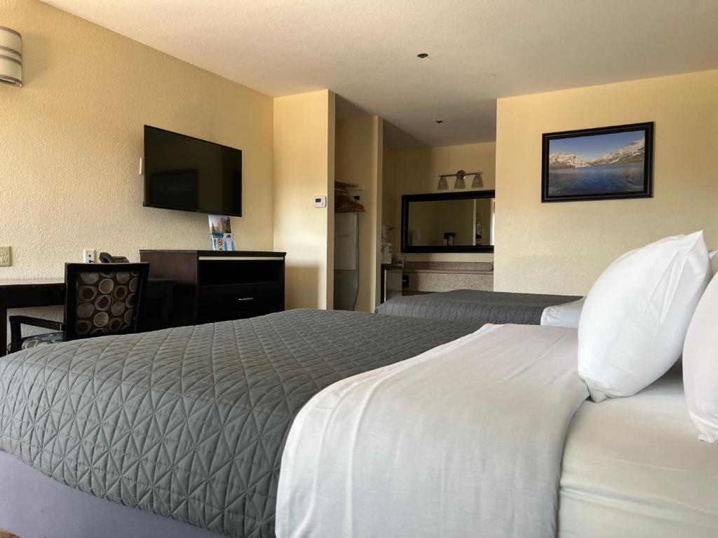 Postel nebo postele na pokoji v ubytování Yosemite Sierra Inn