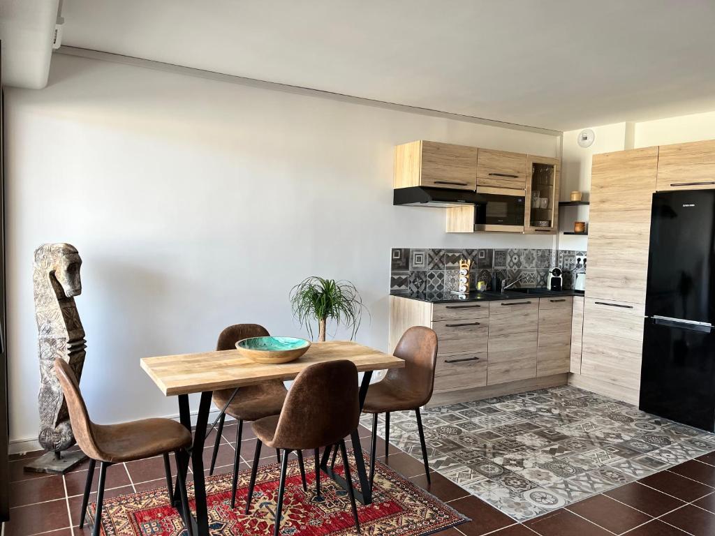 - une cuisine avec une table en bois et des chaises dans l'établissement PORT GRIMAUD GOLFE ST TROPEZ BEL APPARTEMENT, à Grimaud