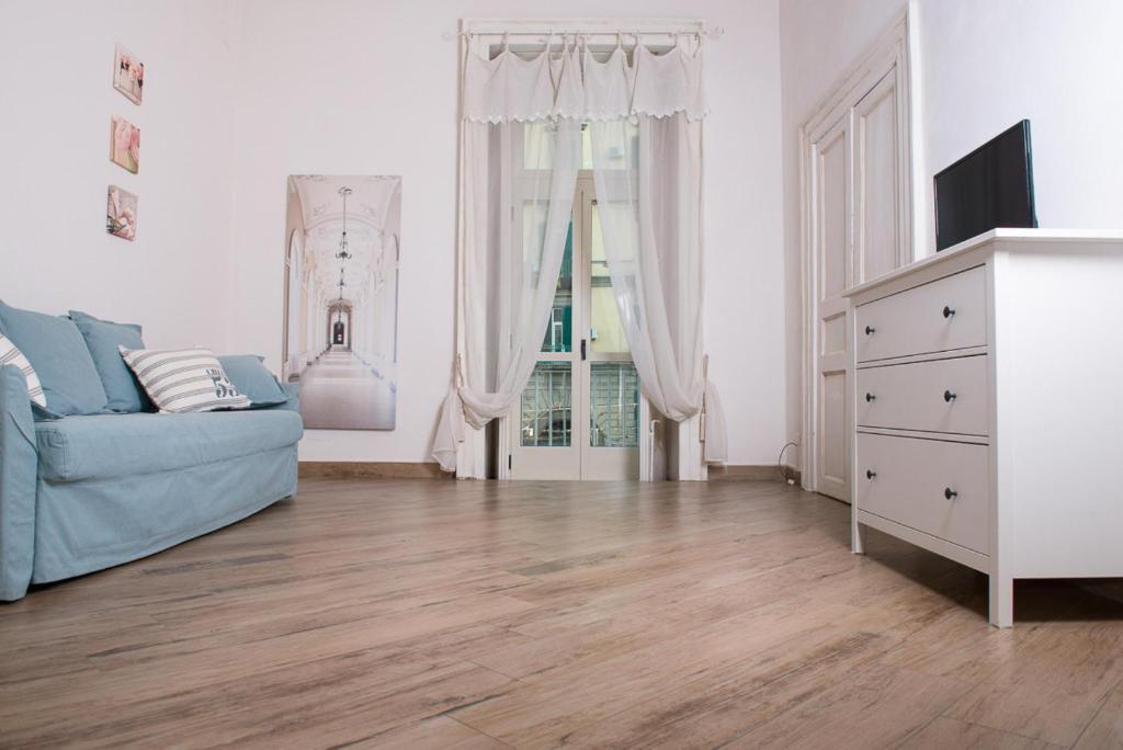 Maison la Mitra - اقامتگاه های ناپل, آژانس هواپیمایی آسمان سپید