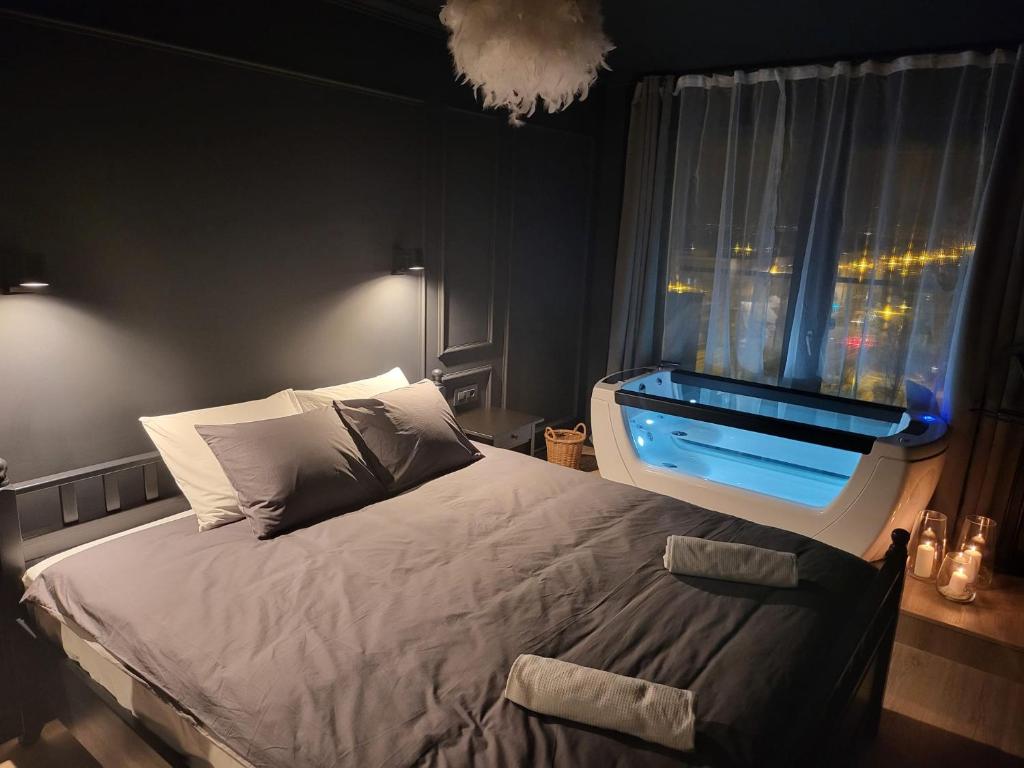 ein Schlafzimmer mit einem großen Bett und einem Fenster in der Unterkunft SPAre-Time - Exclusive and Unique Apartment! 18+ in Oradea