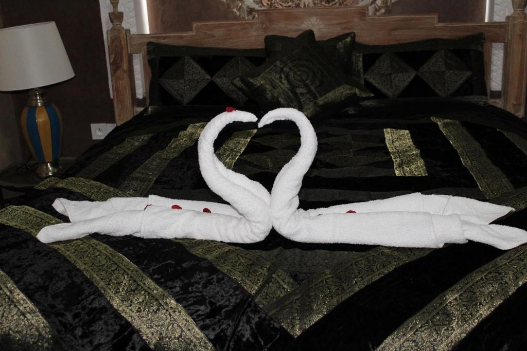 Postel nebo postele na pokoji v ubytování Riad la medersa