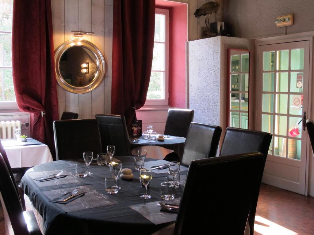 Restaurant ou autre lieu de restauration dans l&#39;&eacute;tablissement Logis Deshors-Foujanet