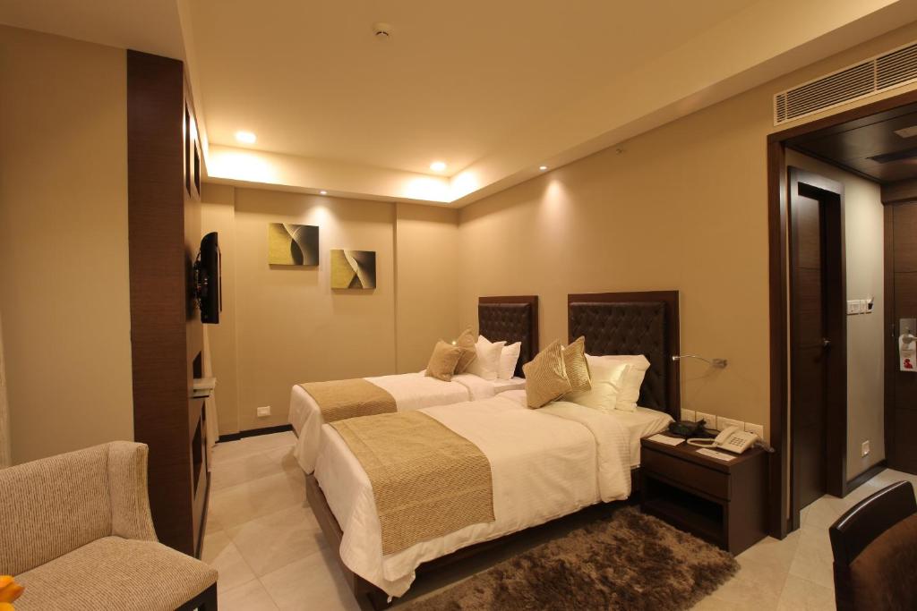 Postel nebo postele na pokoji v ubytování Peerless Hotel Kolkata
