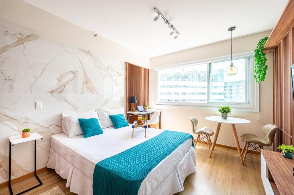 Habitación de hotel con cama y mesa en BSB Stay Premium - Flats Particulares - SHN, en Brasilia