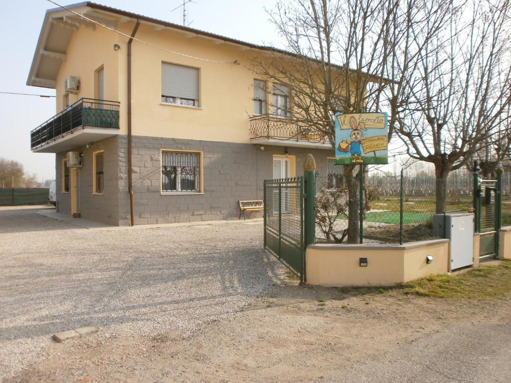 ein Gebäude mit einem Zaun und einem Schild davor in der Unterkunft Il Leprotto - Room & Breakfast in Altedo