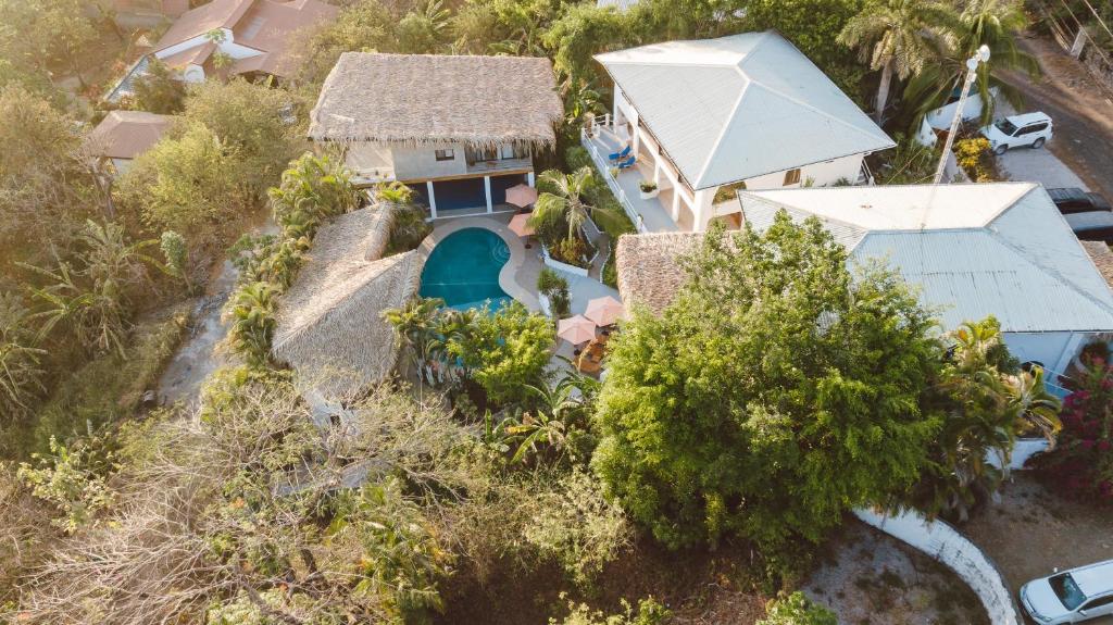 una vista aérea de una casa con piscina en Casas Kismet, en Nosara