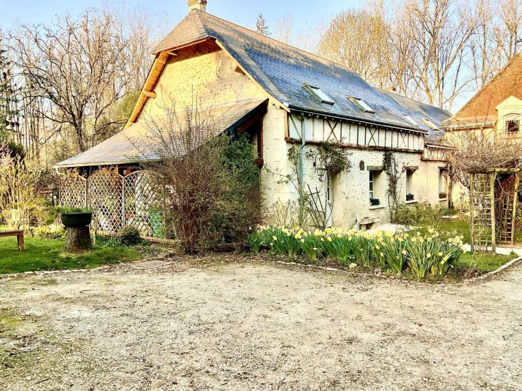 Souvigny-de-TouraineにあるGîte Souvigny-de-Touraine, 5 pièces, 8 personnes - FR-1-381-468の黒屋根の古石造家