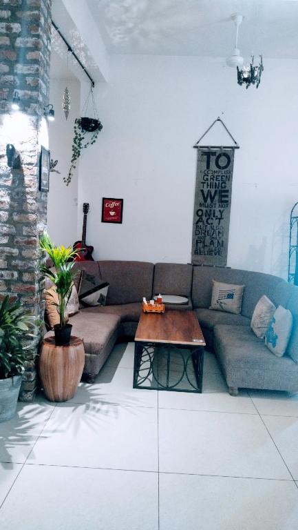 Posezení v ubytování RANGBAARI STAYS & CAFE
