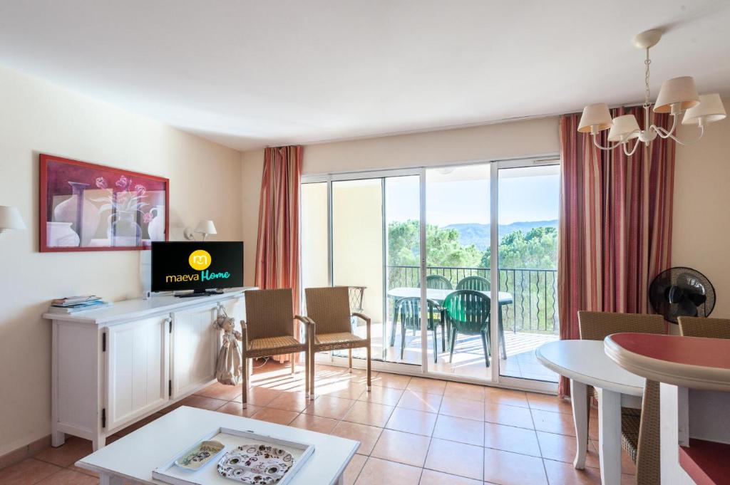 un salon avec une télévision et une salle à manger dans l'établissement Village Pont Royal en Provence - maeva Home - Appartement 2 Pièces 6 Personnes - Sélection MAE-0844, à Mallemort