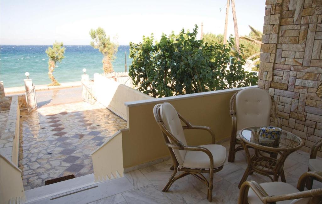 ディアコプトにあるAwesome Home In Diakopto Achaias P, With 3 Bedrooms And Wifiの海を望むバルコニー(椅子、テーブル付)