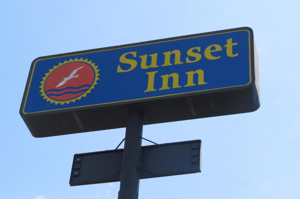 un letrero de calle para una posada Suntrust en Sunset Inn - Augusta, en Augusta