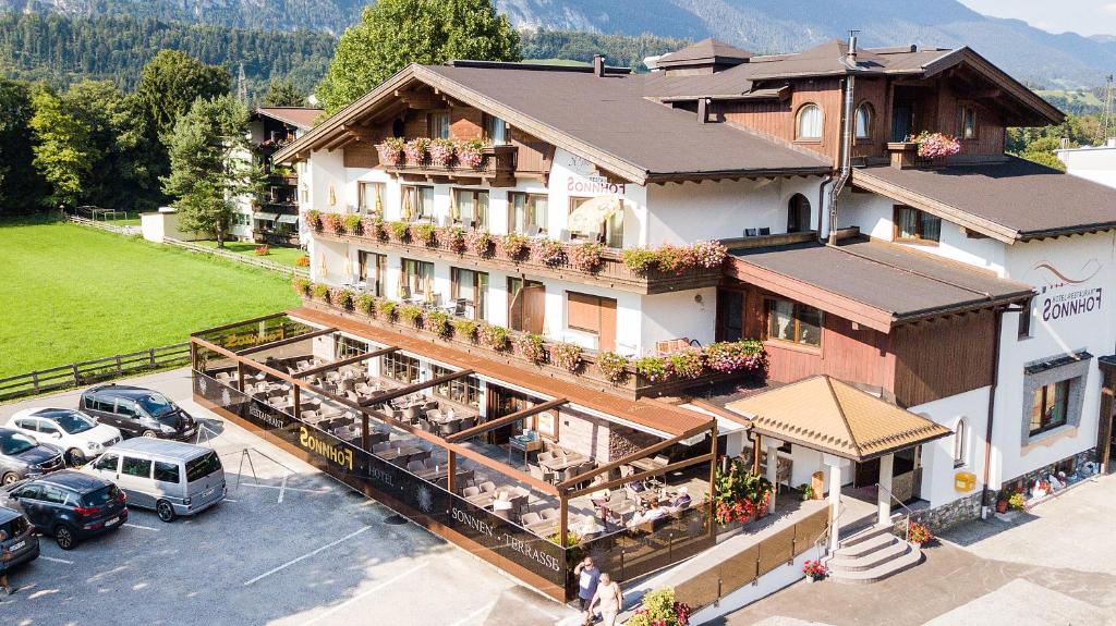 eine Luftansicht eines Hotels mit auf einem Parkplatz geparkt in der Unterkunft Hotel-Restaurant Sonnhof in Radfeld