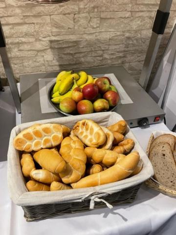 kosz chleba i owoców oraz wafle w obiekcie Penzion Nový Štěpánov w mieście Valašské Meziříčí