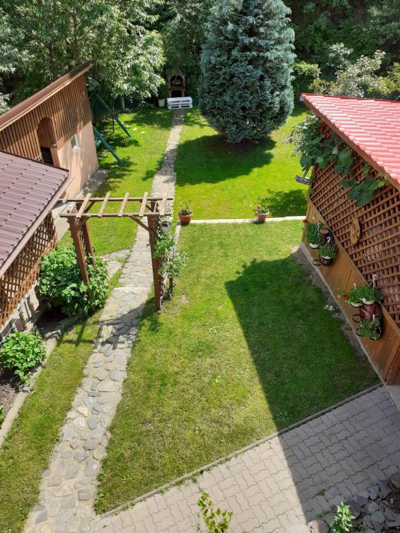 an overhead view of a garden with a wooden bench at Pension Calborean in Tălmăcel