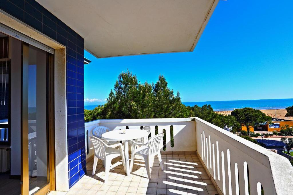 リニャーノ・サッビアドーロにあるApartment Blu Residenceの海を望むバルコニー(テーブル、椅子付)