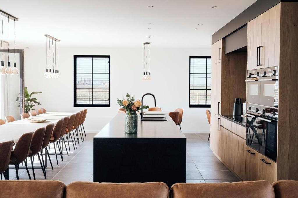a kitchen and dining room with a table and chairs at Vakantiehuis Spoor 74 in Diksmuide