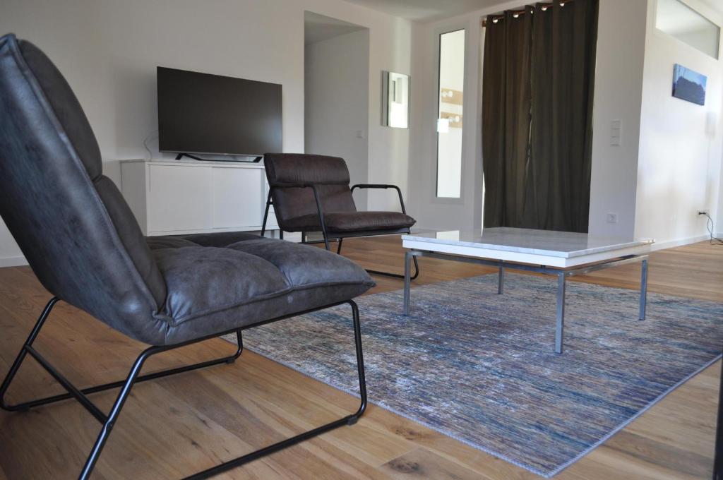 sala de estar con 2 sillas y mesa en Ferienwohnung Thiele en Bad Kissingen