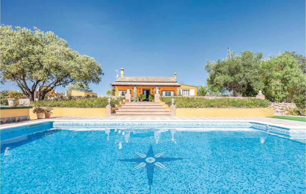 コンスタンティナにあるCozy Home In Constantina With Outdoor Swimming Poolの家の前のスイミングプール