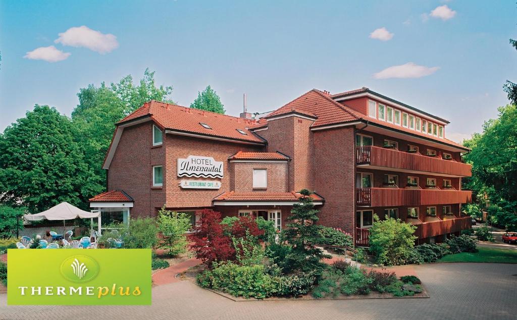 un grand bâtiment en briques avec un panneau devant lui dans l'établissement Hotel Ilmenautal inklusive THERMEplus, à Bad Bevensen