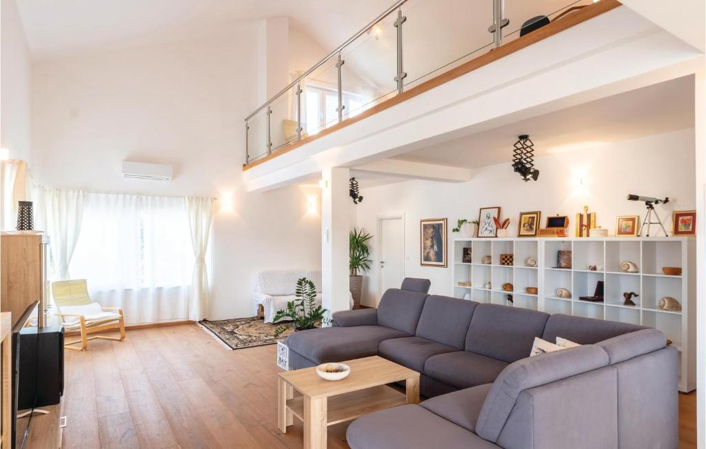salon z kanapą i stołem w obiekcie Three-Bedroom Apartment In Lumbarda w mieście Lumbarda