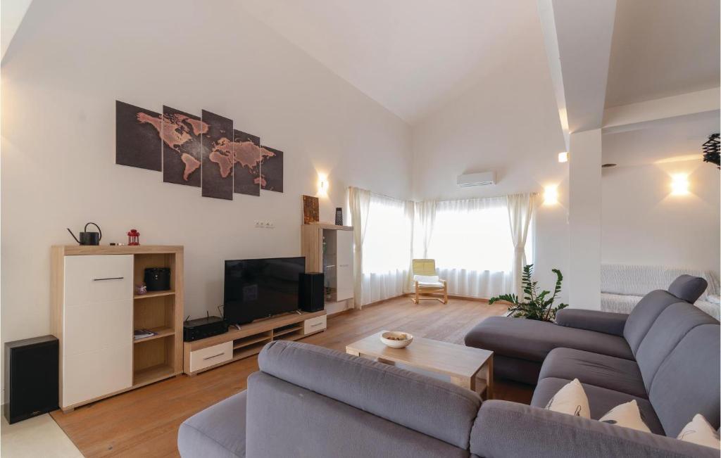 Telewizja i/lub zestaw kina domowego w obiekcie Three-Bedroom Apartment In Lumbarda