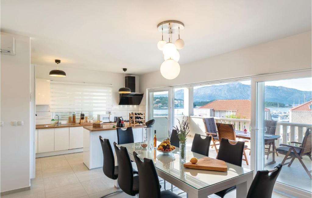 Kuchnia lub aneks kuchenny w obiekcie Three-Bedroom Apartment In Lumbarda