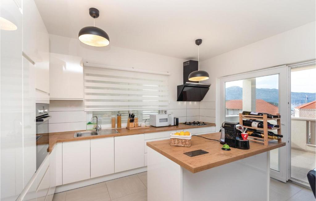 Kuchnia lub aneks kuchenny w obiekcie Three-Bedroom Apartment In Lumbarda