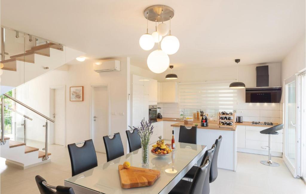 Kuchnia lub aneks kuchenny w obiekcie Three-Bedroom Apartment In Lumbarda