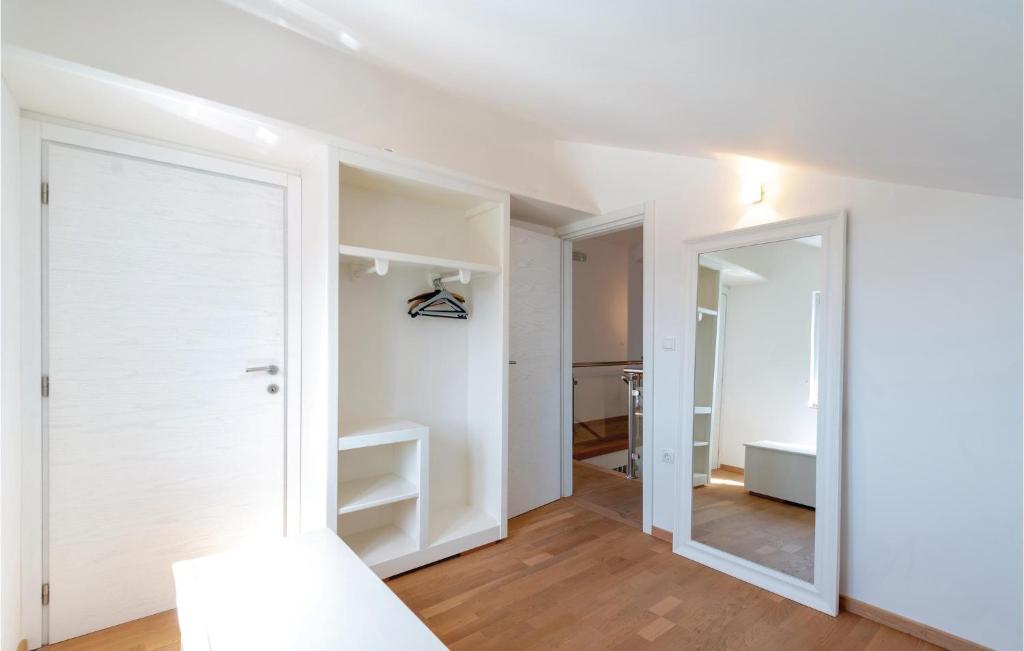 Łazienka w obiekcie Three-Bedroom Apartment In Lumbarda