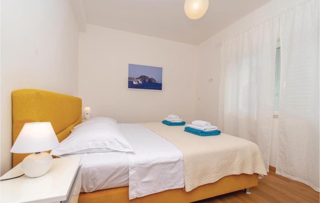 Łóżko lub łóżka w pokoju w obiekcie Three-Bedroom Apartment In Lumbarda
