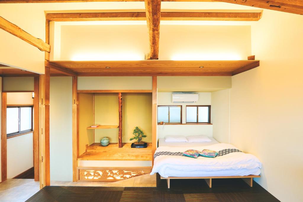 オーシャンビュー 加美屋リゾート 江ノ島,江ノ島の島内,仲見世通りから3分,海と日の出を臨む貸切の和モダン別荘にあるベッド