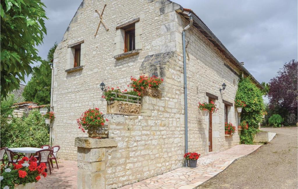 an old stone building with flowers on the side of it at Murier in Assay