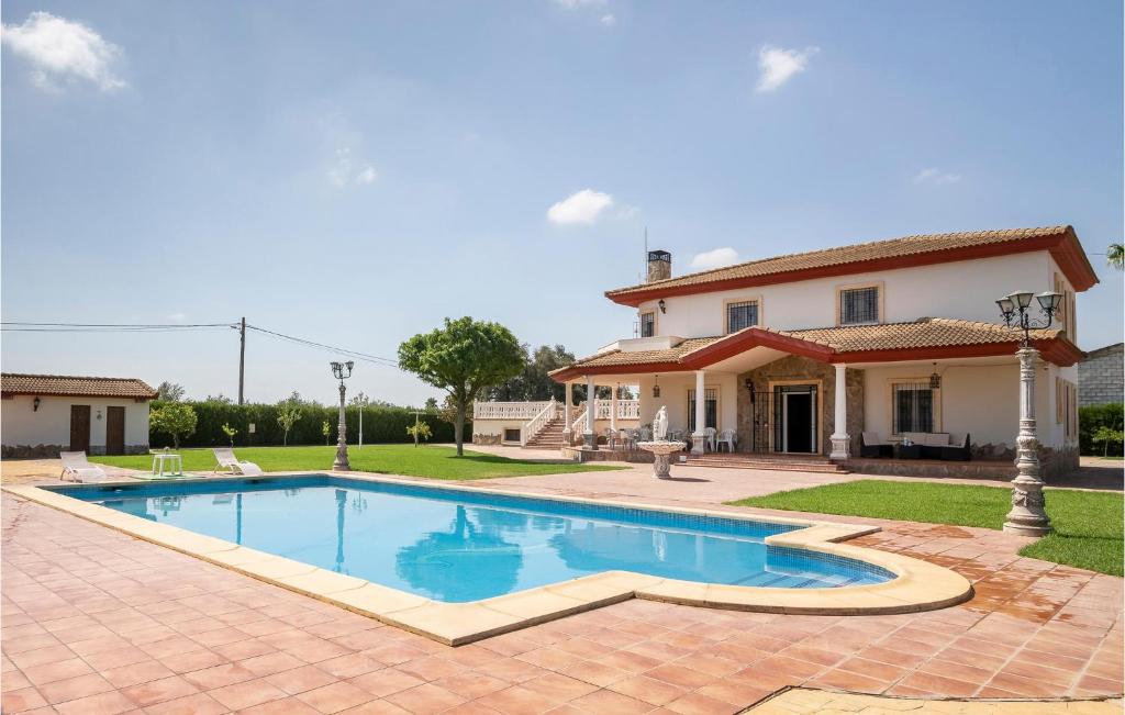 una piscina frente a una casa en Nice Home In Crdoba With Wifi, en El Rinconcillo