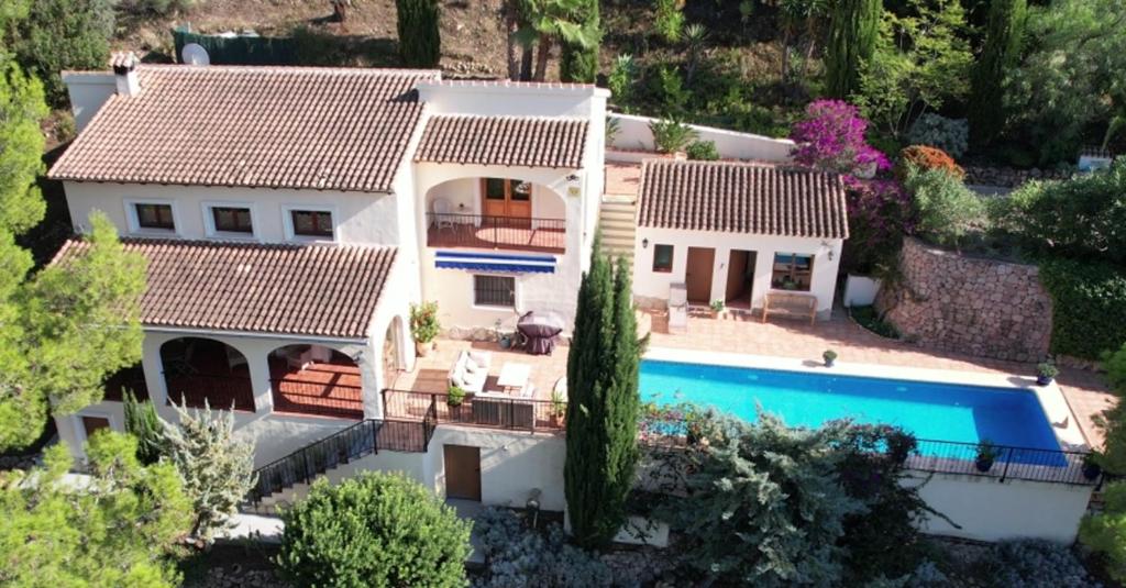 una vista aérea de una casa con piscina en Casa Romero, en Lliber