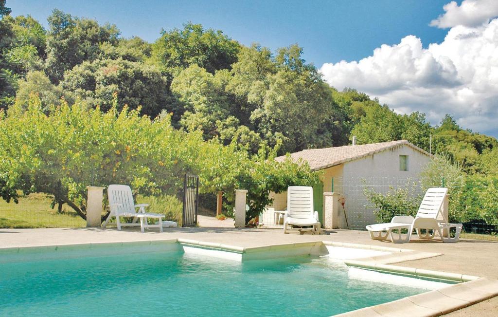 een zwembad met stoelen en een huis bij Beautiful Home In St, Julien De Peyrolas With Wifi in Aiguèze