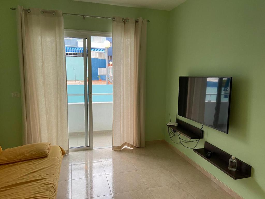 Televízia a/alebo spoločenská miestnosť v ubytovaní APARTAMENTO PUERTITO DE GUIMAR TEO
