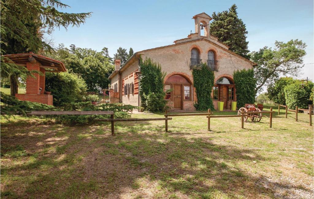 an old house with a fence in front of it at La Tana in Crespina