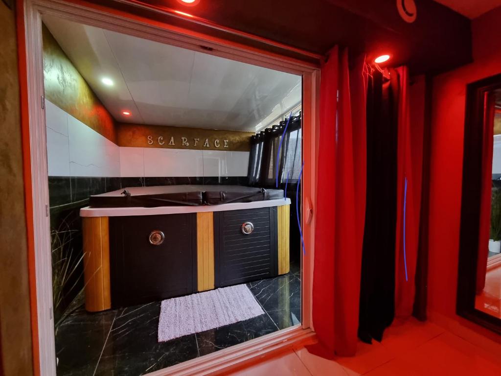 - une cuisine avec évier dans une chambre dotée d'une fenêtre dans l'établissement love love 23, à Villeurbanne