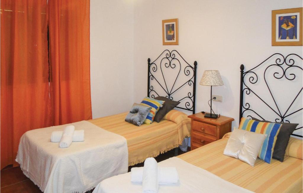 Posteľ alebo postele v izbe v ubytovaní 3 Bedroom Amazing Home In Frigiliana