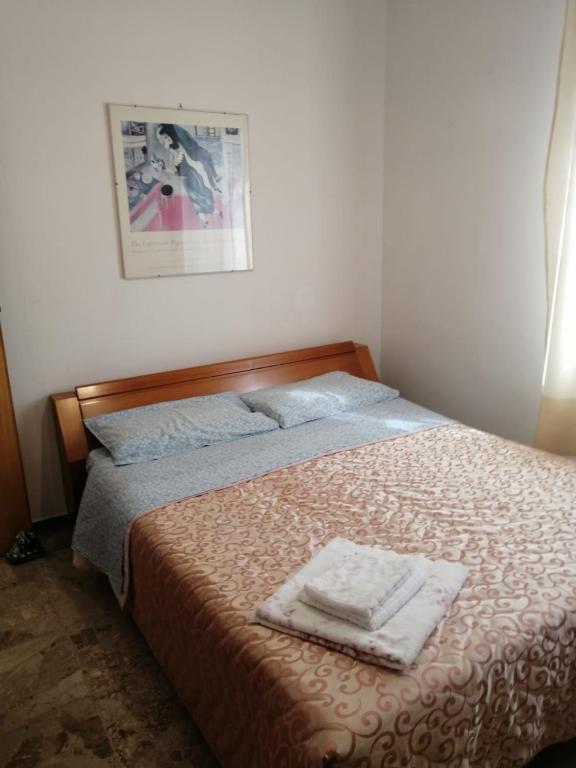 sypialnia z łóżkiem i dwoma ręcznikami na nim w obiekcie Casa Giardino sul Mare w mieście Grottammare