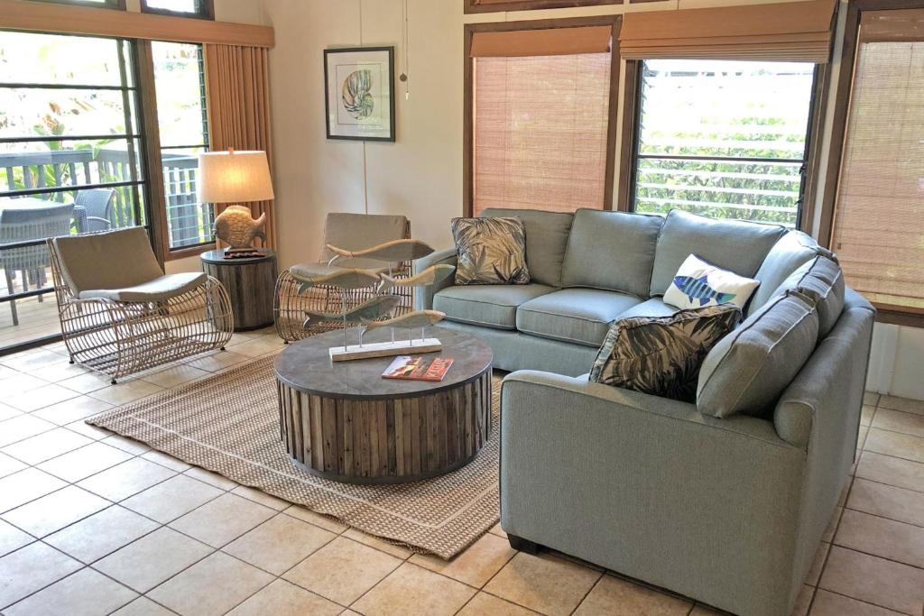 uma sala de estar com um sofá e uma mesa de centro em Mauna Kai 8 em Princeville
