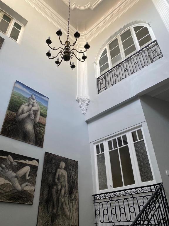 un lustre accroché dans une pièce avec des photos sur le mur dans l'établissement Maison d'Art, à Quillan