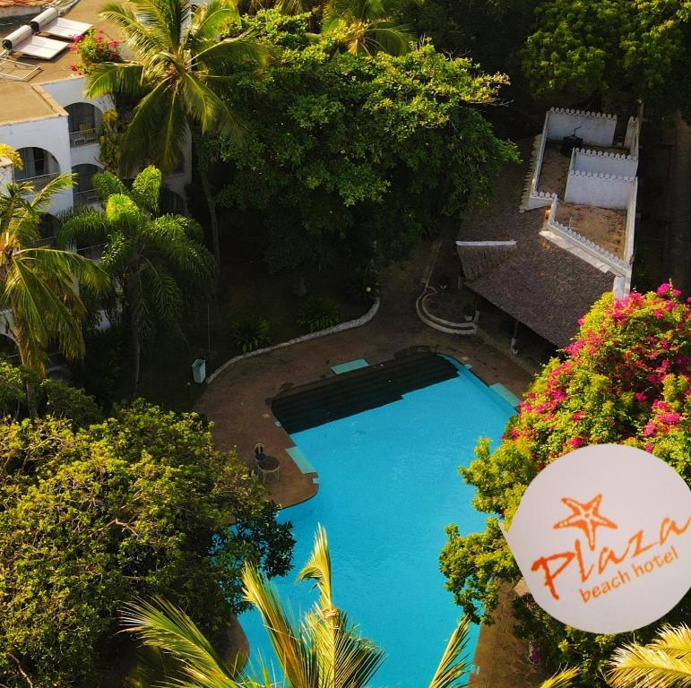 Bazén v ubytování Plaza Beach Hotel nebo v jeho okolí