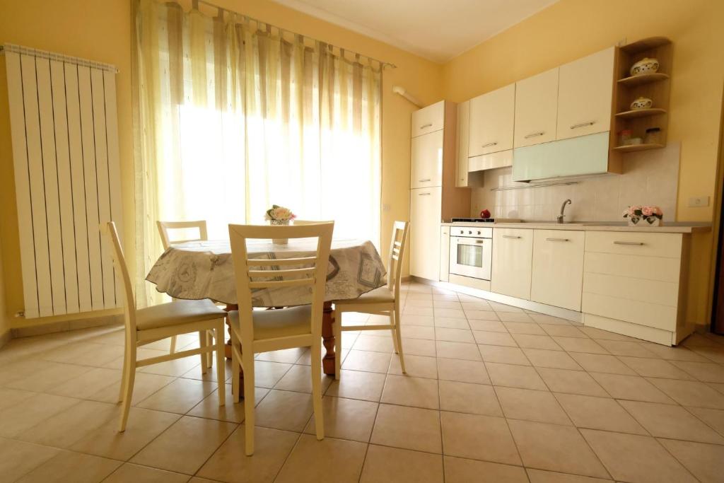 een keuken met een tafel en stoelen en een raam bij Armonia Pineto Vacanza in Pineto