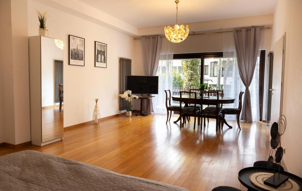 een woonkamer met een tafel en een eetkamer bij ClickTheFlat Legionowo Apart Rooms in Legionowo
