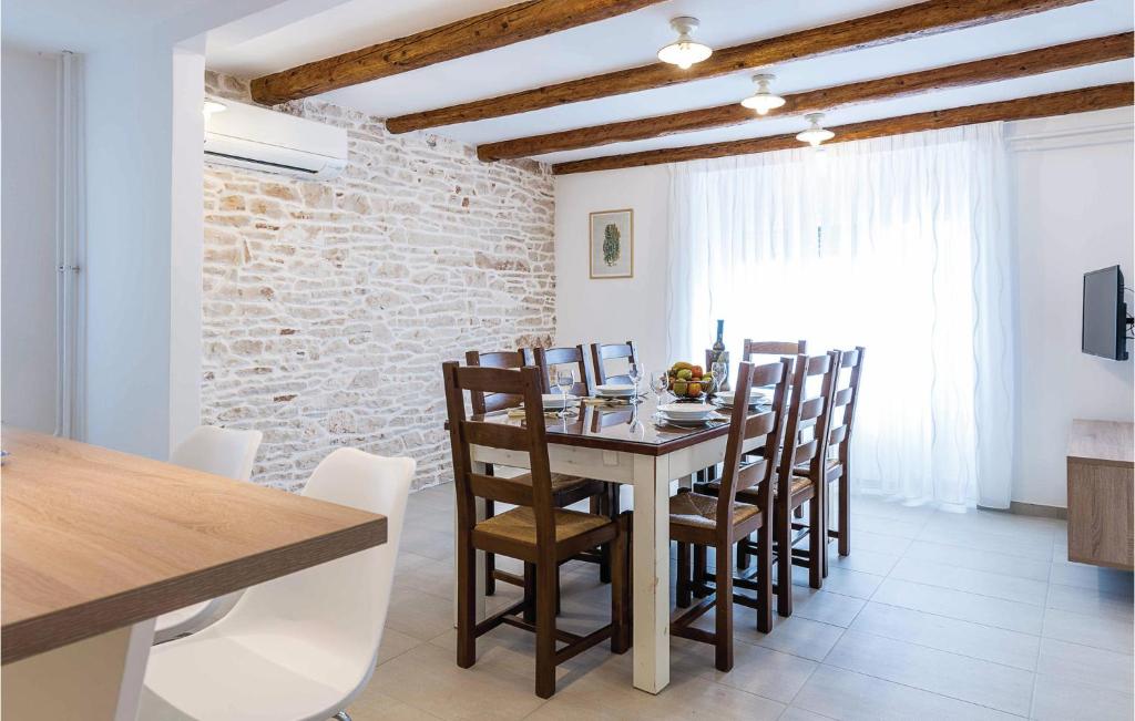 TV a/nebo společenská místnost v ubytování Four-Bedroom Holiday Home In Manjadvorci